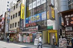 イエローサブマリン新宿店前