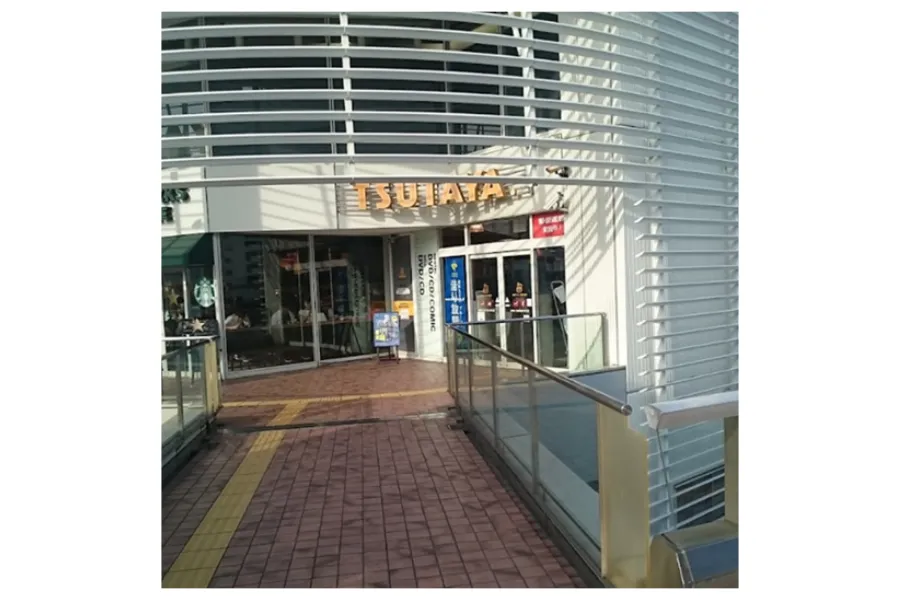 tsutaya茅ヶ崎駅前店入り口